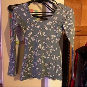 •Floral Form Fitting Long Sleeve, Scoop Neck Front + Back
•Nollie
•Extra Small